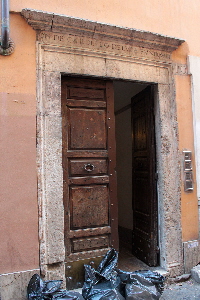 Vicolo_delle_Grotte-Palazzo_Cardelli_al_n_20-22-Portone