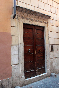Vicolo_delle_Grotte-Palazzo_Cardelli_al_n_20-22-Portone (2)