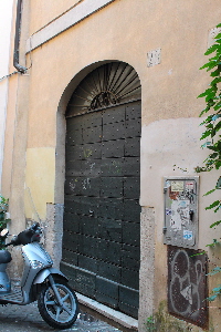 Vicolo_delle_Grotte-Palazzo_al_n_29-Portone