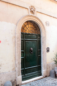 Vicolo_delle_Grotte-Palazzo_al_n_52-Portone
