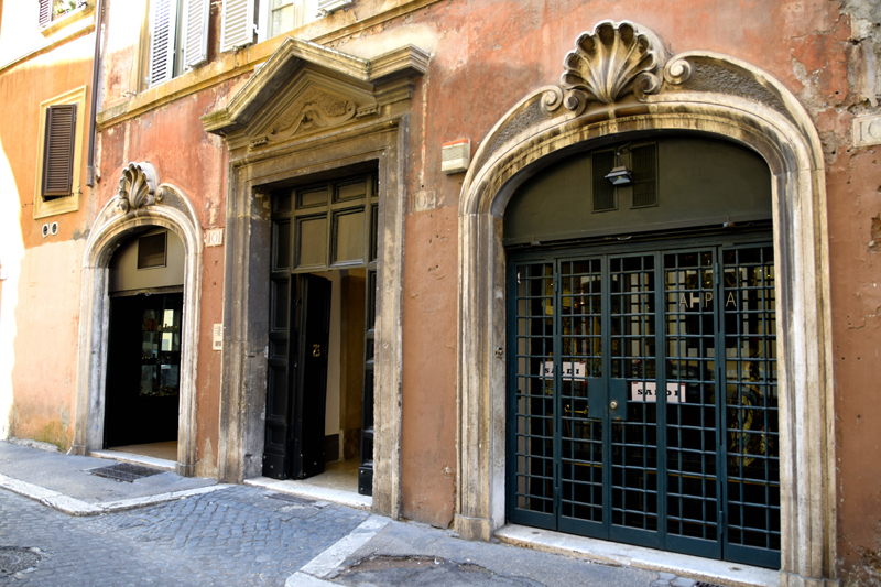 Via_di_Monserrato-Palazzo_al_n_102-Portone