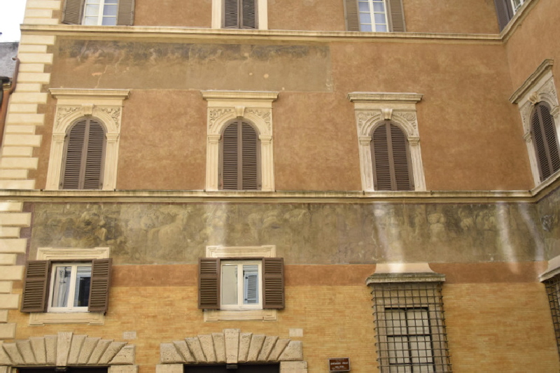 Piazza_de_Ricci-Palazzo_omonimo-Affreschi