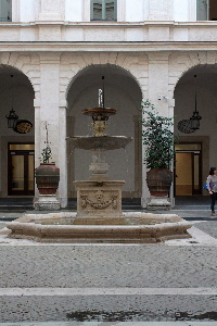 Piazza_del_monte_di_Pieta-Palazzo_omonimo_al_n_32-33-Cortile-Fontana