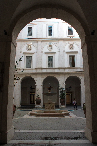 Piazza_del_monte_di_Pieta-Palazzo_omonimo_al_n_32-33-Cortile-Fontana (2)