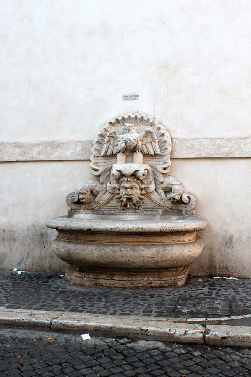 Piazza_del_monte_di_Pieta-Palazzo_omonimo_al_n_32-33-Fontana