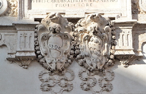 Piazza_del_monte_di_Pieta-Palazzo_omonimo_al_n_32-33-Lapide_Clemente_VIII-Stemmi