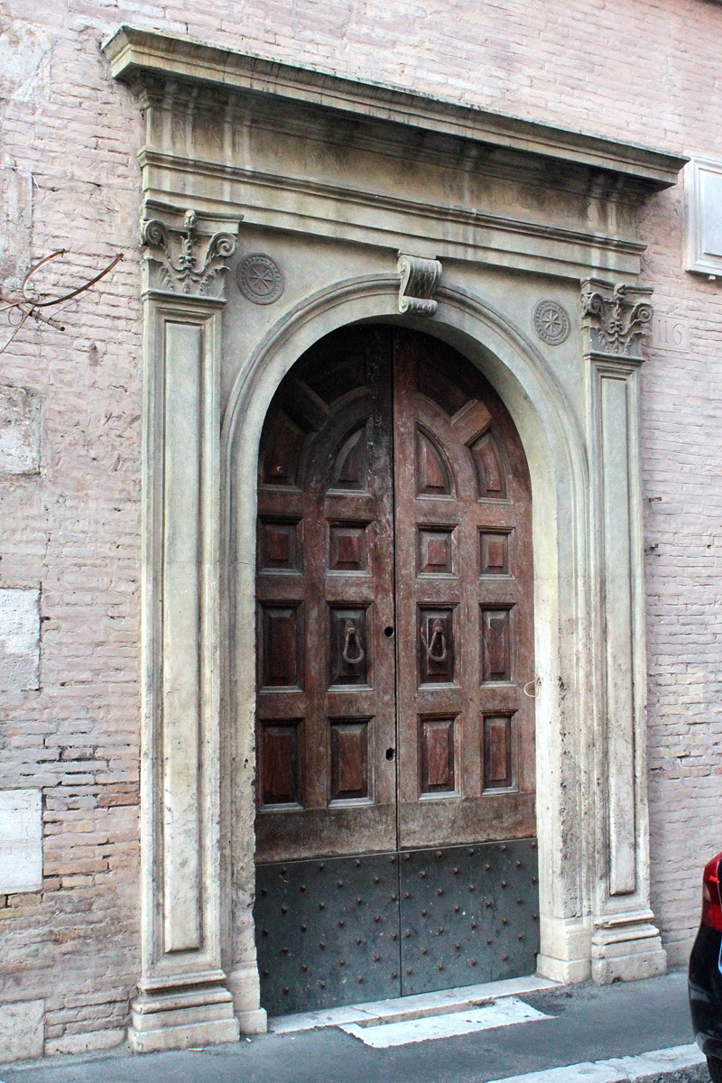 Via_Monserrato-Palazzo_Mocari-Cortigiana_Tina_al_n_116-117-Portone (2)