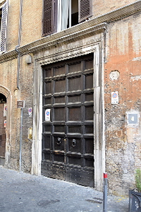 Via_Monserrato-Palazzo_Podocatari_Orsini_al_n_20-Portone