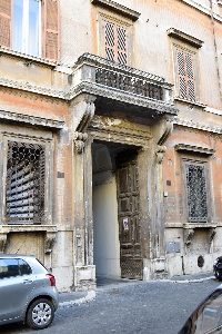 Via_Monserrato-Palazzo_Ricci-Pallavicini_al_n_25-Portone
