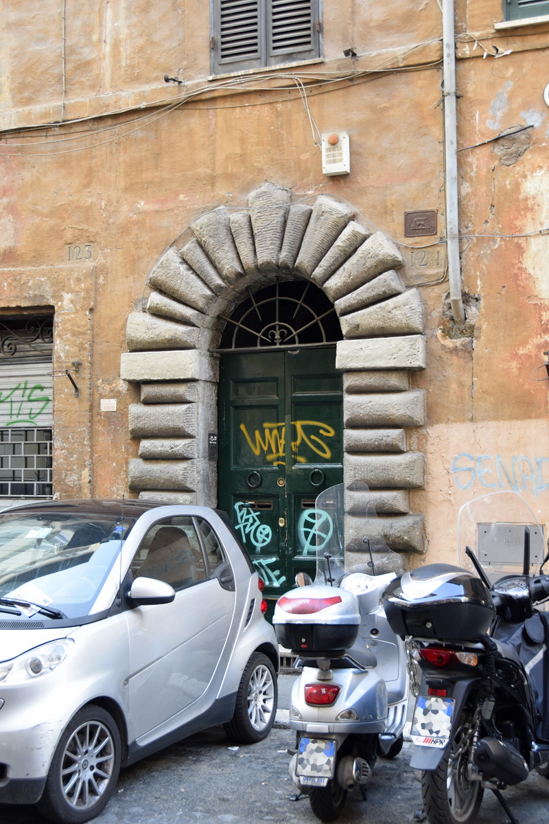 Via_Monserrato-Palazzo_Ricci_al_n_124-Portone