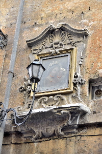 Via_Monserrato-Palazzo_al_n_15-Edicola (2)