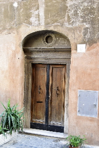 Via_Monserrato-Palazzo_di_Pietro_Paolo_della_Zecca_al_n_2-Portone