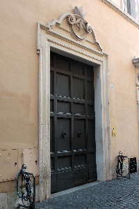 Via_Montoro-Palazzo_Montoro_Chigi_al_n_4-Portone