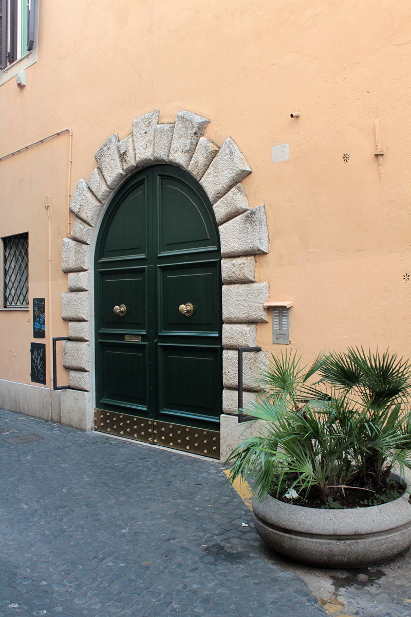 Via_Montoro-Palazzo_al_n_15-Portone