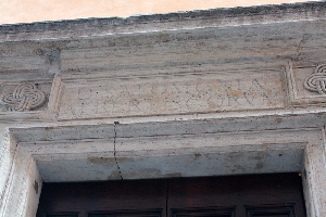 Via_dei_Pettinari-Palazzo_degli_Alberteschi_al_n_81-84-Architrave