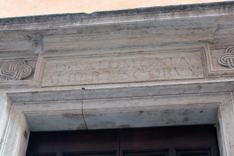 Via_dei_Pettinari-Palazzo_degli_Alberteschi_al_n_81-84-Architrave