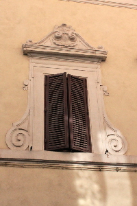 Via_del_Mascherone-Palazzo_del_Ordine_Teutonico_al_n_57-Finestra