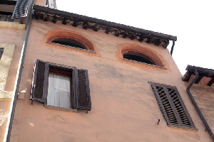 Via_del_Pellegrino-Palazzo_al_n_111-Finestre