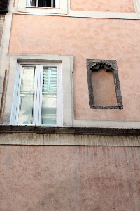 Via_del_Pellegrino-Palazzo_al_n_165-169-Antica_finestra