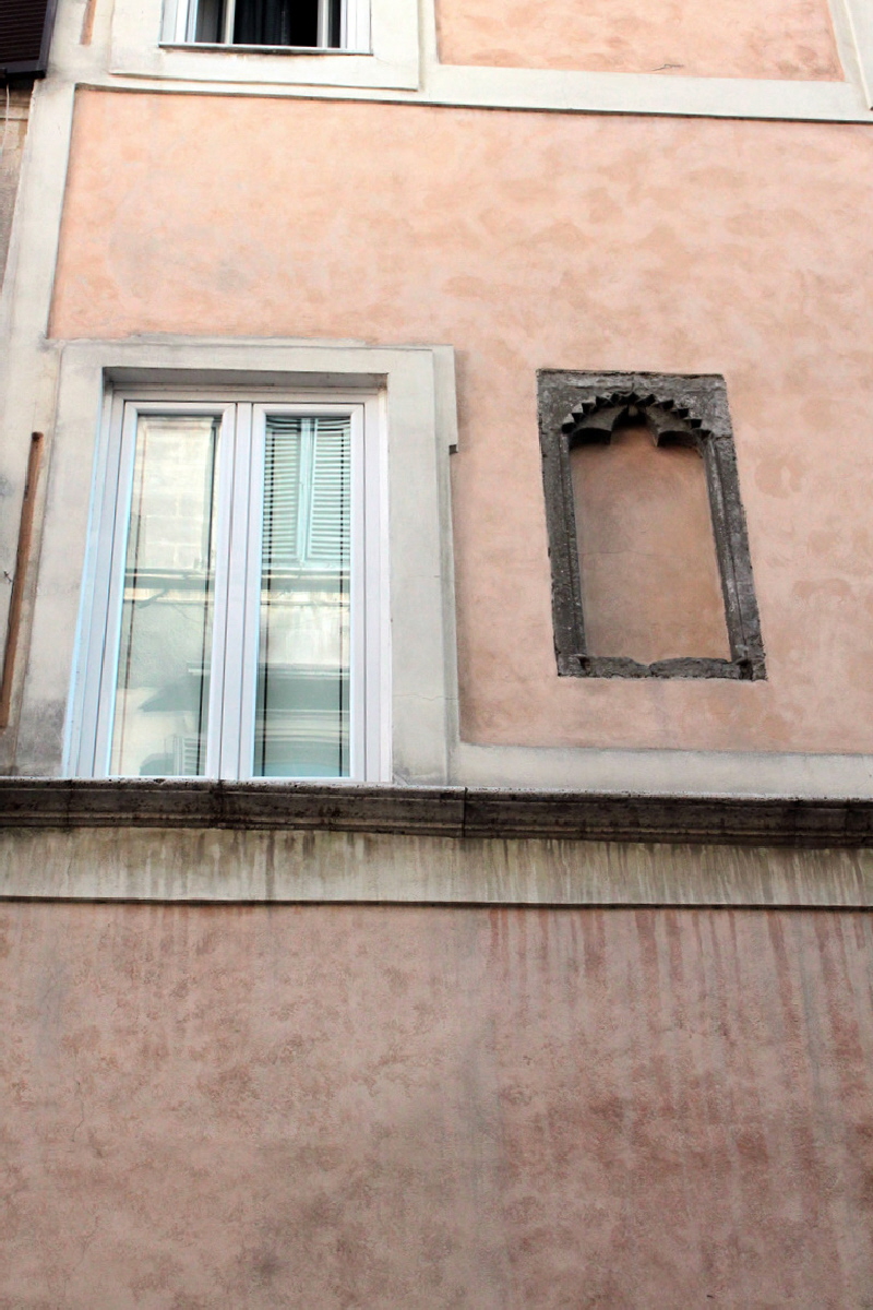 Via_del_Pellegrino-Palazzo_al_n_165-169-Antica_finestra