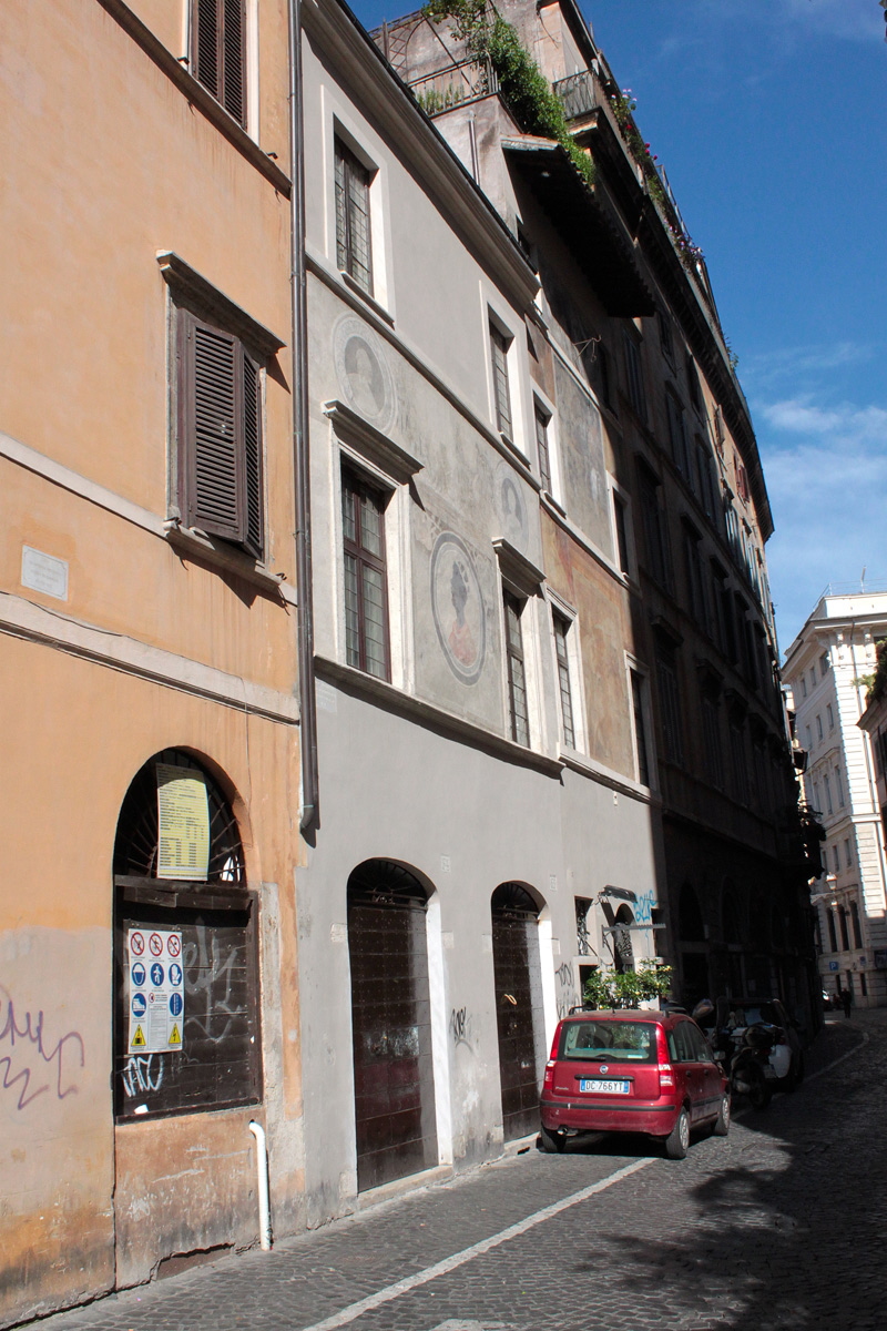 Via_del_Pellegrino-Palazzo_al_n_64-65-Istoriato