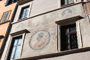 Via_del_Pellegrino-Palazzo_al_n_64-65-Istoriato (6)