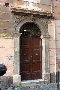 Via_della_Pieta-Palazzo_al_n_10-Portone