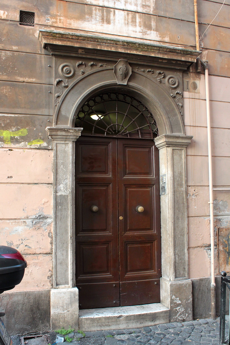 Via_della_Pieta-Palazzo_al_n_10-Portone