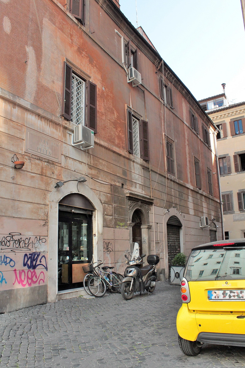 Via_della_Pieta-Palazzo_al_n_10