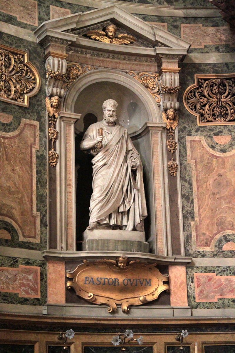 Via_dei_Giubbonari-Chiesa_di_S_Biagio_e_Carlo_ai_Catinari-Altare_maggiore-Statua_di_S_Pietro