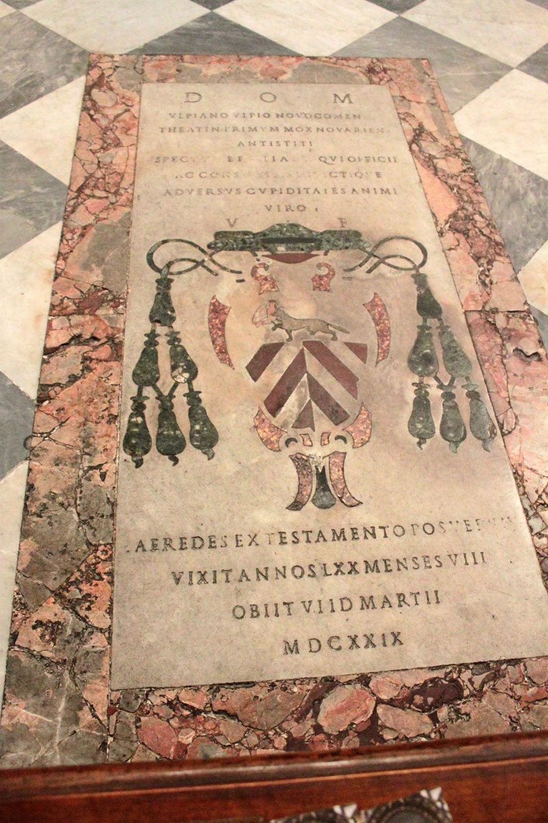 Via_dei_Giubbonari-Chiesa_di_S_Biagio_e_Carlo_ai_Catinari-Lapide_di_Ulpiano_Ulpio-1629 (2)