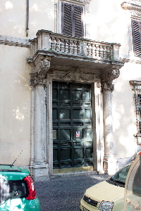 Piazza_Benedetto_Cairoli-Palazzo_Santacroce_al_n_3-Portone_al_n_4