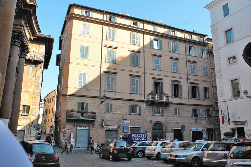 Piazza_della_Trinita_dei_Pellegrini-Palazzo_al_n_91