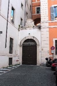 Piazza_della_Trinita_dei_Pellegrini-Retro_Palazzo_del_Monte_di_pieta