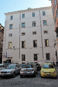 Piazza_della_Trinita_dei_Pellegrini-Retro_Palazzo_del_Monte_di_pieta (2)