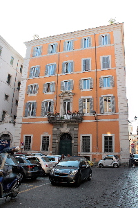 Piazza_della_Trinita_dei_Pellegrini-Retro_Palazzo_del_Monte_di_pieta (3)