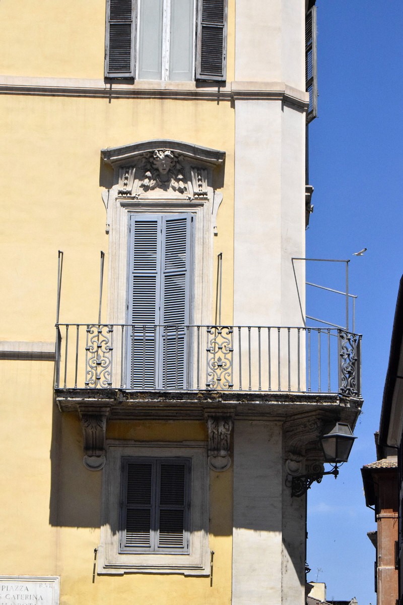 Piazza_di_S_Caterina_della_Ruota-Palazzo_al_n_91-Balcone