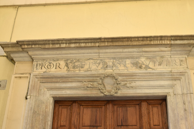 Via_degli_Specchi-Palazzo_Fredi_al_n_3-Architrave