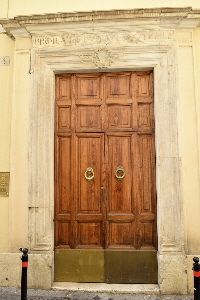 Via_degli_Specchi-Palazzo_Fredi_al_n_3-Portone