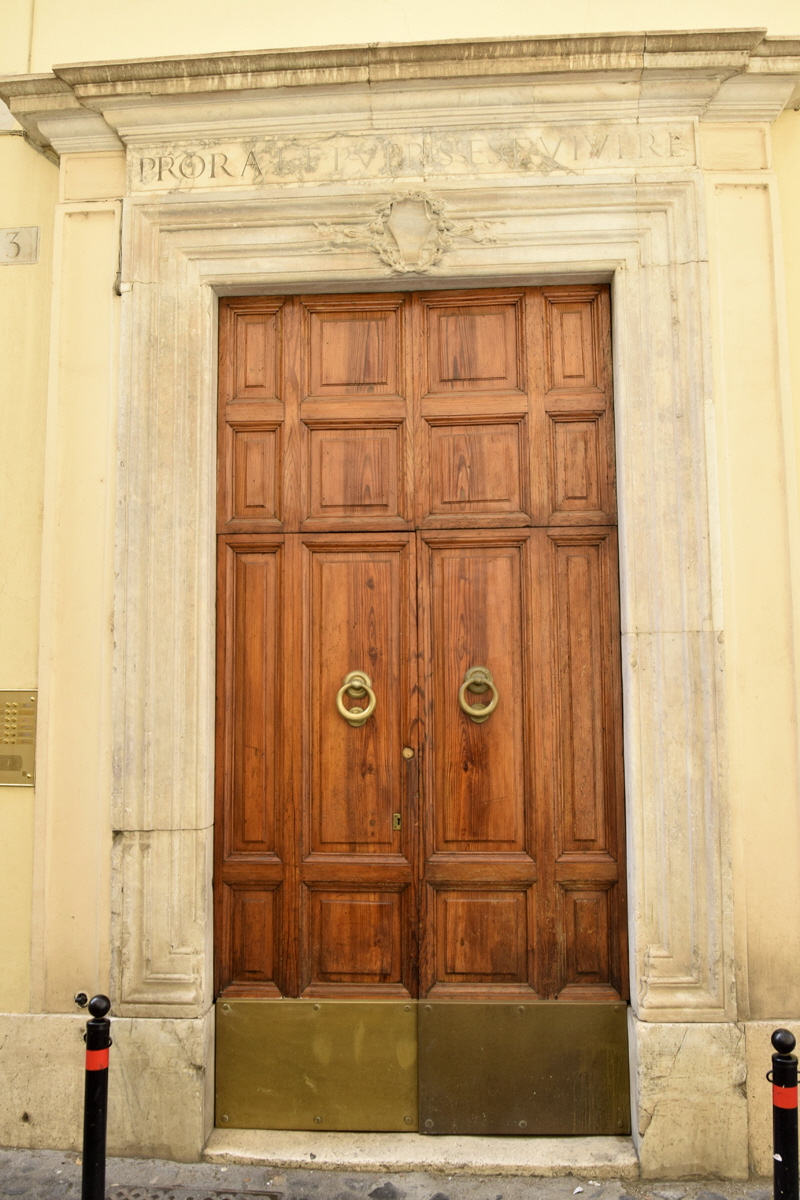 Via_degli_Specchi-Palazzo_Fredi_al_n_3-Portone