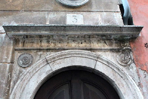 Via_di_S_Eligio-Palazzo_del_XV_sec_al_n_2-3-Architrave