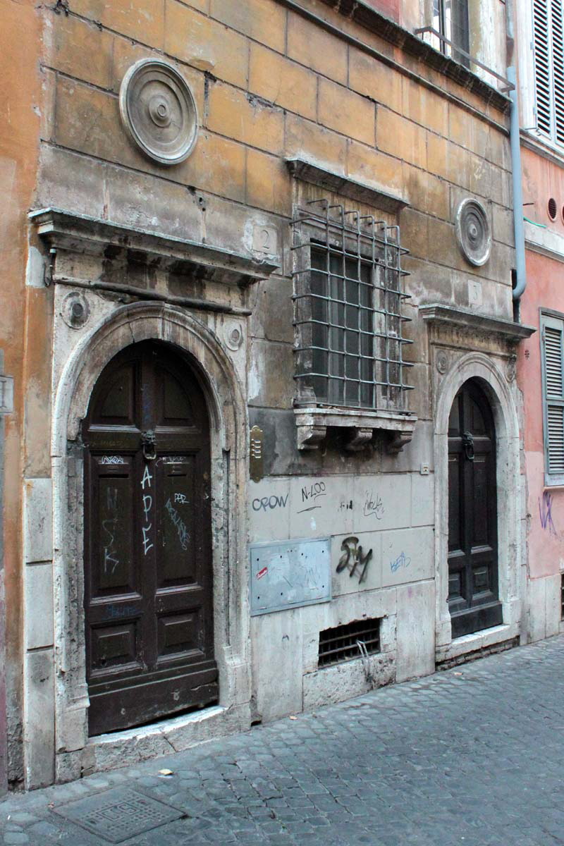 Via_di_S_Eligio-Palazzo_del_XV_sec_al_n_2-3-Portoni