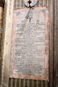 Via_di_S_Maria_dei_Calderari-Chiesa_di_S_Maria_del_Pianto-Lapide_di_Clemente_XI-1712 (2)