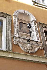 Vicolo_dei_Venti-Palazzo_dei_Venti_al_n_5-Edicola