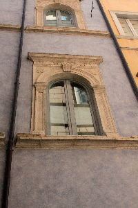 Vicolo_dei_Venti-Palazzo_del_XVI_sec_al_n_10-Finestra (3)