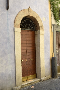 Vicolo_dei_Venti-Palazzo_del_XVI_sec_al_n_10-Portone