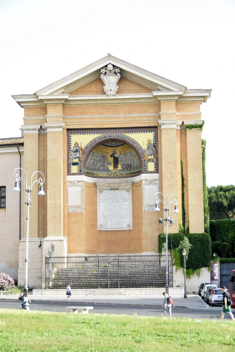 Piazza_S_Giovanni_in_Laterano-Triclinio_leonino (2)