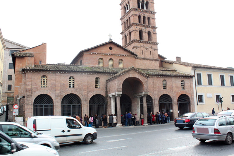 Piazza_della_Bocca_della_Verit-Chiesa_di_S_Maria_in_Cosmedin