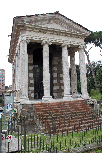 Piazza_della_Bocca_della_Verit-Tempio di Portumno (11)