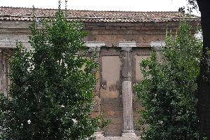 Piazza_della_Bocca_della_Verit-Tempio di Portumno (5)
